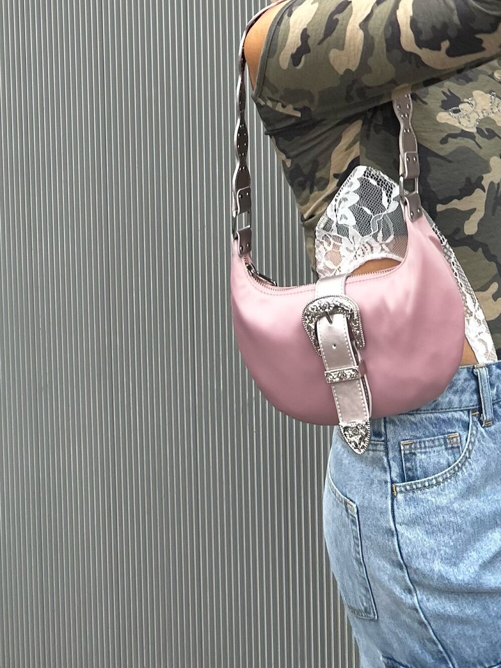 ブルー系のデニムパンツ、その他のTシャツ/カットソー、ピンク系のショルダーバッグを着用したレディースの冬コーディネートの3枚目の写真