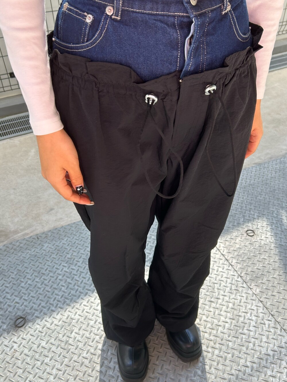 ブラック系のデニムパンツ、ホワイト系のTシャツ/カットソーを着用したレディースの冬コーディネートの2枚目の写真