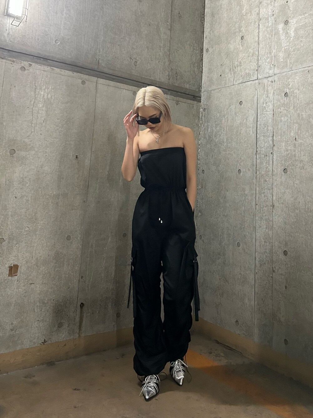 「EVRIS 、エヴリス、オールインワン、モノトーン、ラクチンコーデ、オールブラック」｜「EVRISのスパイクデザインヒール（サンダル、シルバー系）」を使った、MINAMIさん（レディース・163cm）の冬コーディネートの2枚目の写真