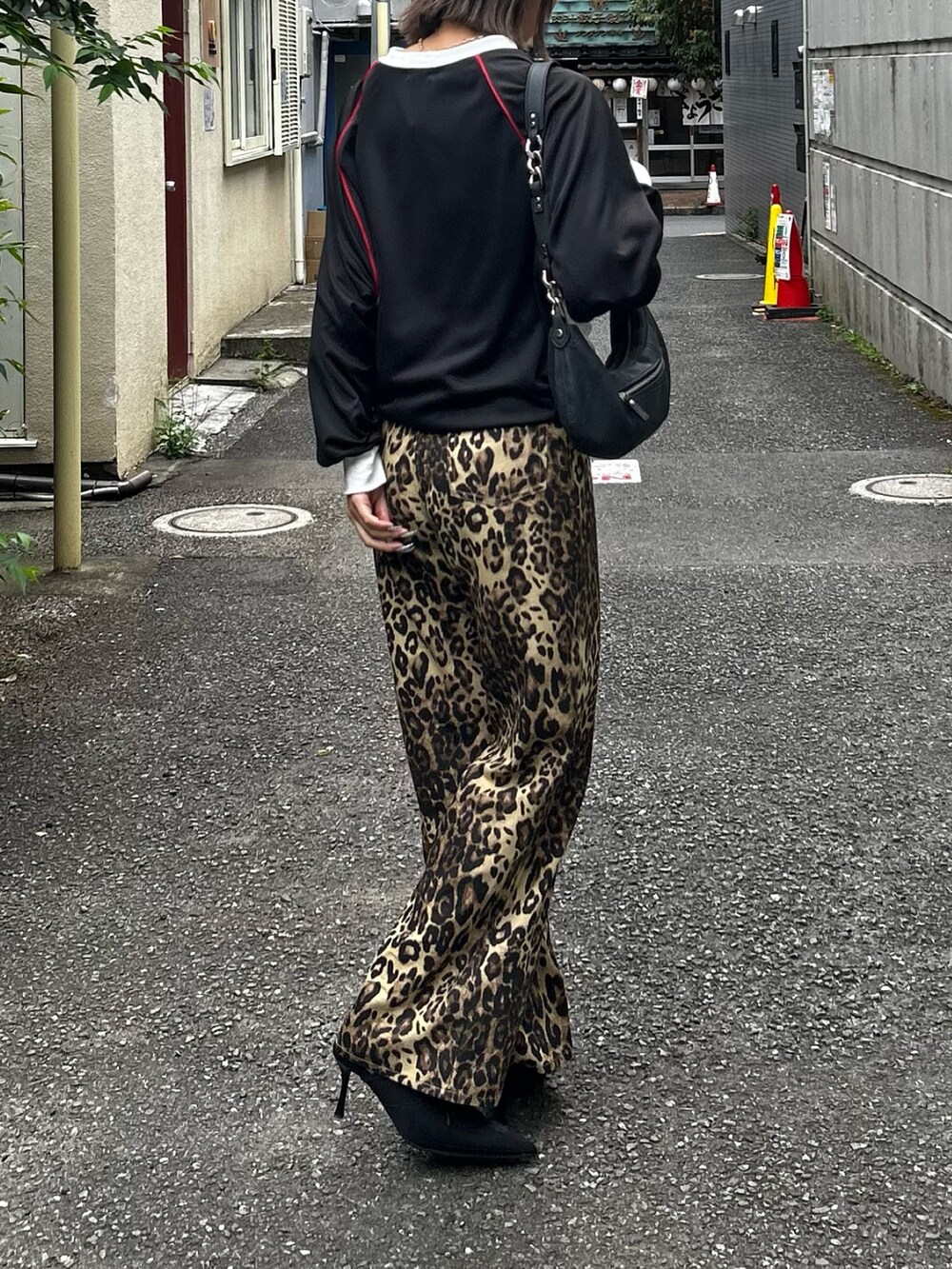 その他のその他パンツ、ブラック系のTシャツ/カットソーを着用したレディースの秋コーディネートの2枚目の写真