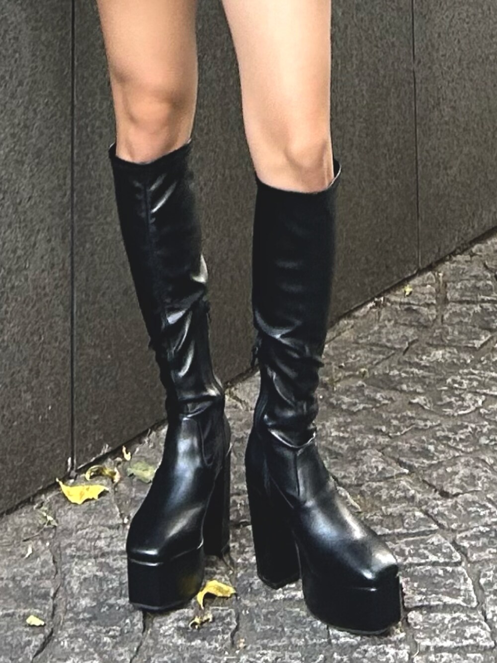 グレー系のミリタリージャケット、ブラック系のブーツ、ブラック系のニット/セーターを着用したレディースの秋コーディネートの3枚目の写真