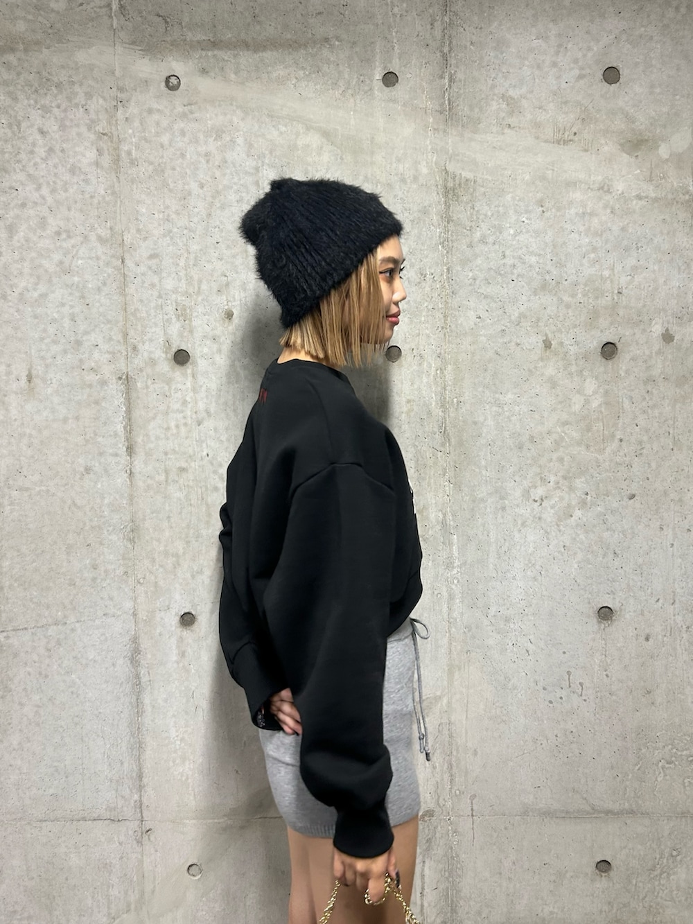 ブラック系のスウェット、ブラック系のスリッポン、グレー系のその他パンツを着用したレディースの秋コーディネートの5枚目の写真