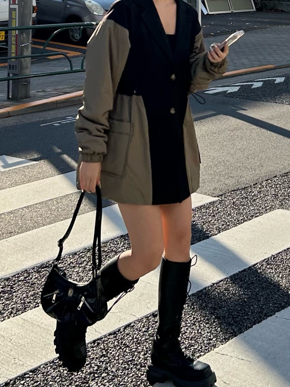 ブラック系のブーツ、ブラック系のショルダーバッグ、ブラック系のMA-1を着用したレディースの冬コーディネートの2枚目の写真