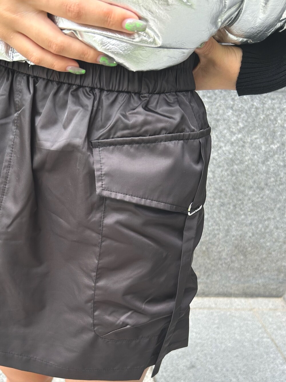 ブラック系のブーツ、ブラック系のスカート、ブラック系のニット/セーターを着用したレディースの秋コーディネートの3枚目の写真