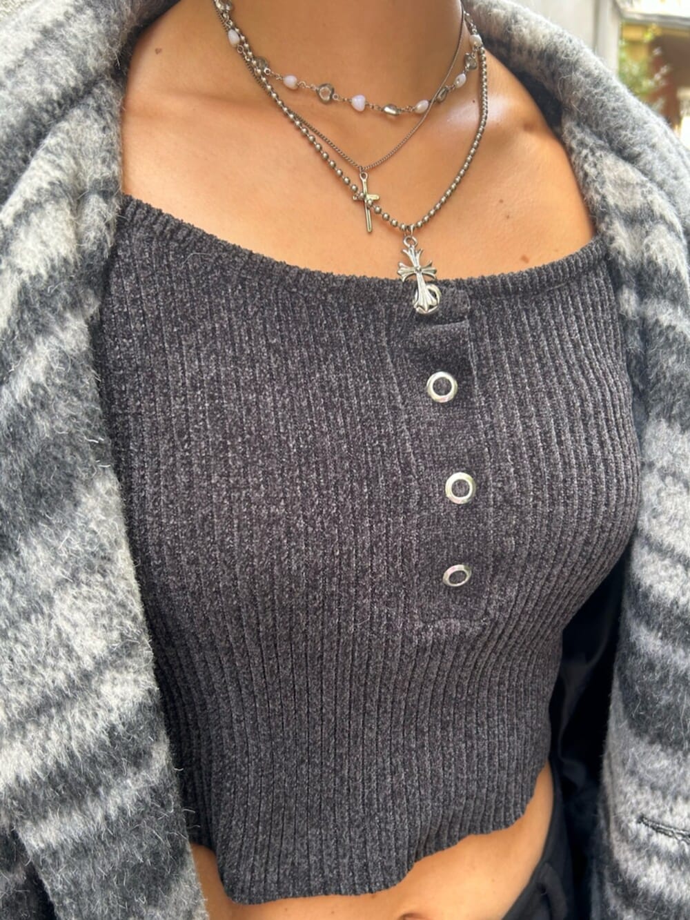 ブラック系のハンドバッグ、ブラック系のスリッポン、グレー系のチェスターコートを着用したレディースの秋コーディネートの7枚目の写真