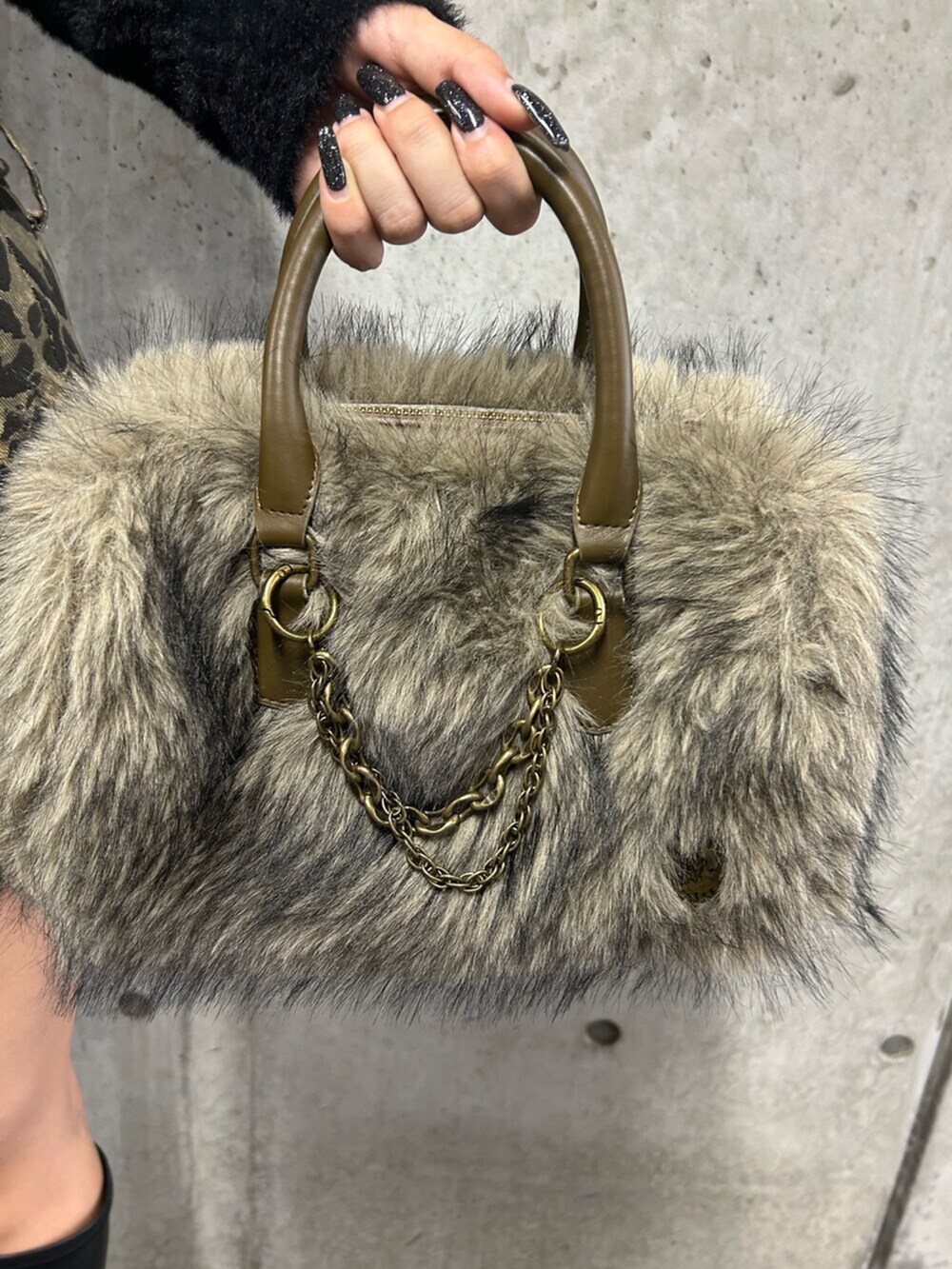 ブラック系のブーツ、その他のスカート、ブラック系のニット/セーターを着用したレディースの秋コーディネートの8枚目の写真