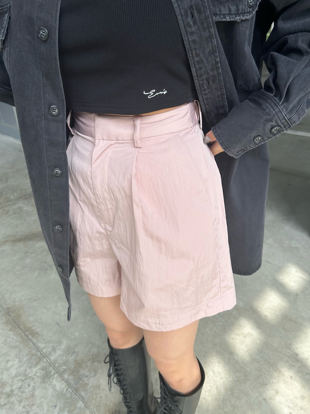 ピンク系のカーゴパンツ、ブラック系のシャツ/ブラウス、ブラック系のキャミソールを着用したレディースの春コーディネートの3枚目の写真