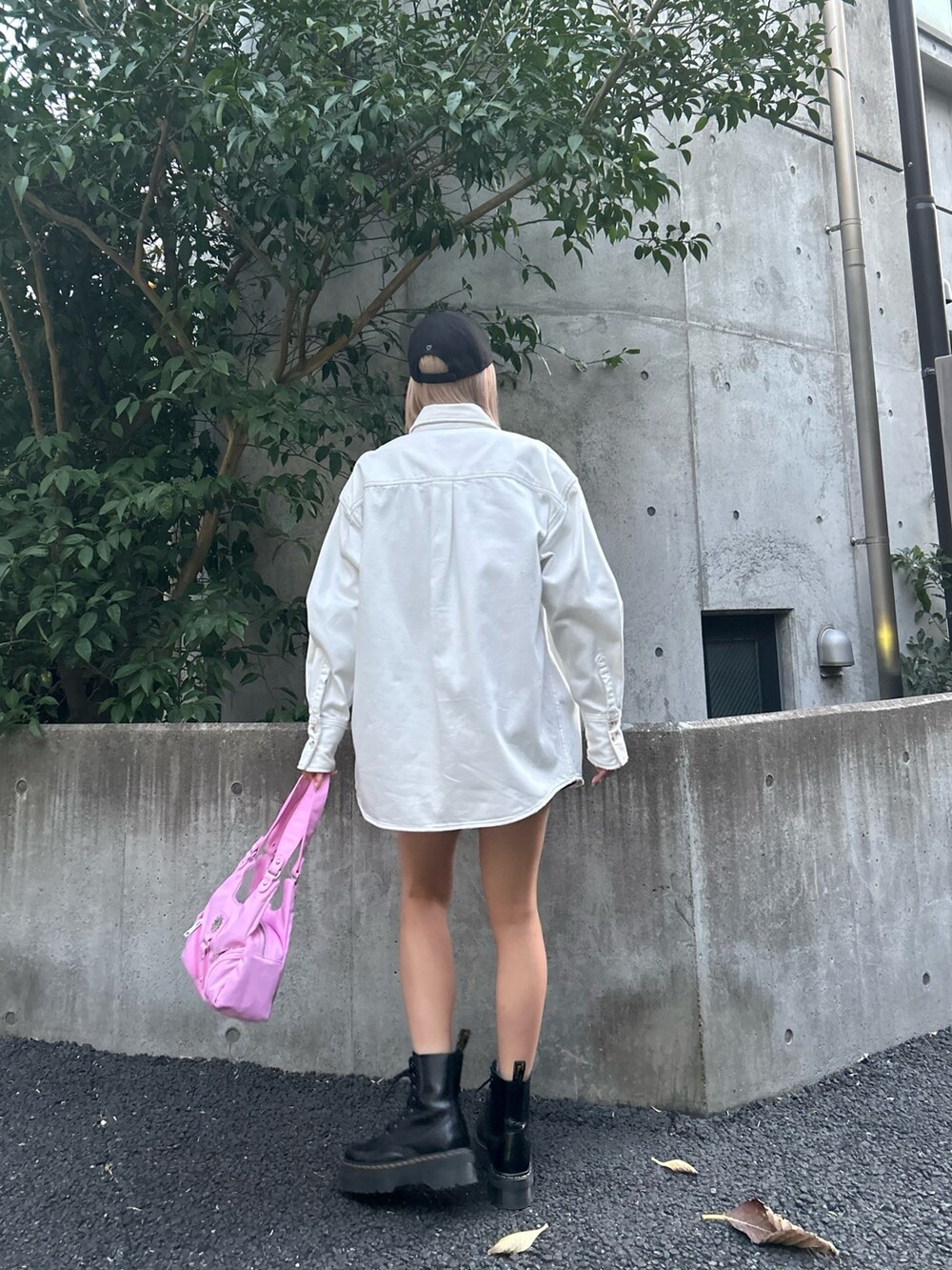 グレー系のその他パンツ、ピンク系のハンドバッグ、ホワイト系のシャツ/ブラウスを着用したレディースの冬コーディネートの2枚目の写真