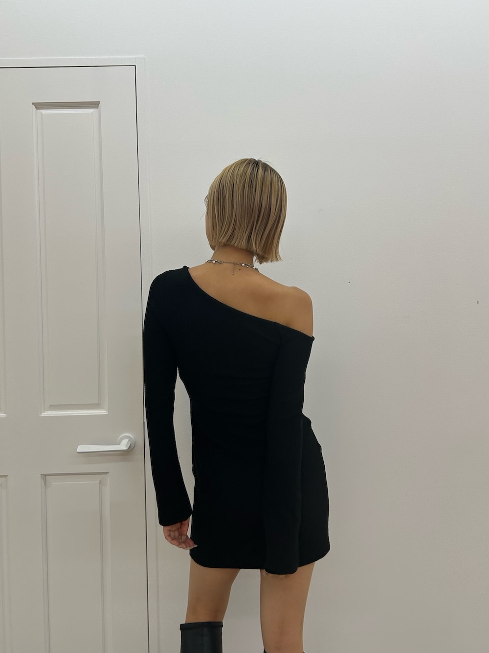 ブラック系のブーツ、シルバー系のネックレスを着用したレディースの夏コーディネートの2枚目の写真