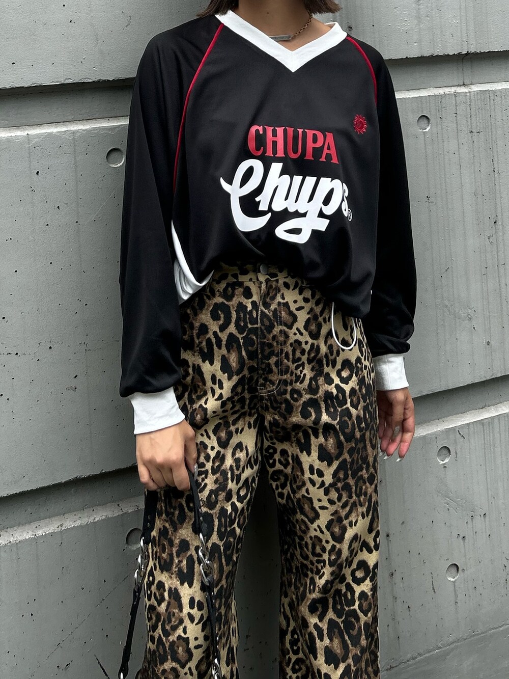 その他のその他パンツ、ブラック系のTシャツ/カットソーを着用したレディースの秋コーディネートの3枚目の写真