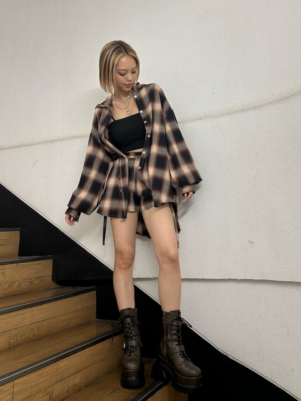 ブラウン系のその他パンツ、ブラウン系のシャツ/ブラウス、ブラウン系のブーツを着用したレディースの夏コーディネートの2枚目の写真