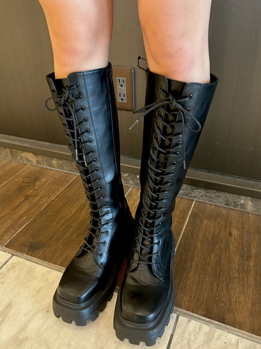 ブルー系のデニムスカート、ブラック系のTシャツ/カットソー、ブラック系のブーツを着用したレディースの夏コーディネートの3枚目の写真