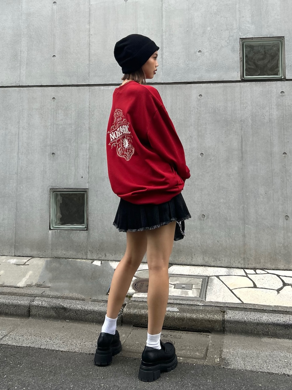 レッド系のスウェット、ブラック系のローファーを着用したレディースの夏コーディネートの2枚目の写真