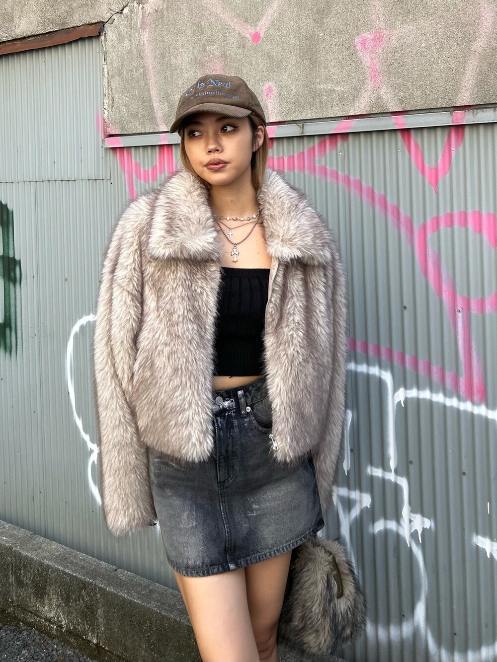 ブラウン系のブルゾン、ブラウン系のボストンバッグ、その他のブーツを着用したレディースの秋コーディネートの4枚目の写真