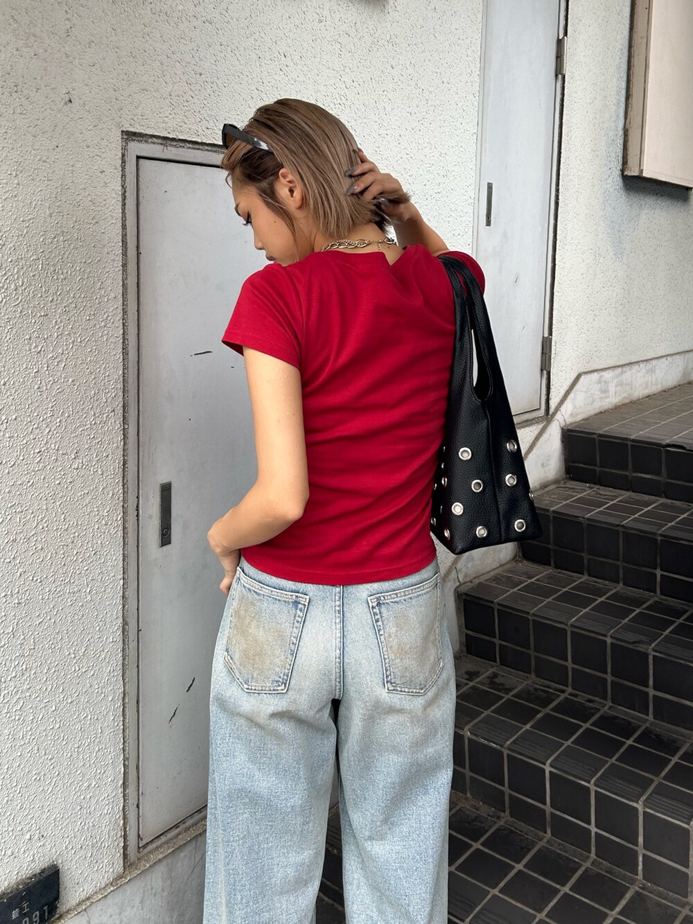 レッド系のTシャツ/カットソー、ブルー系のデニムパンツ、その他のパンプスを着用したレディースの夏コーディネートの4枚目の写真