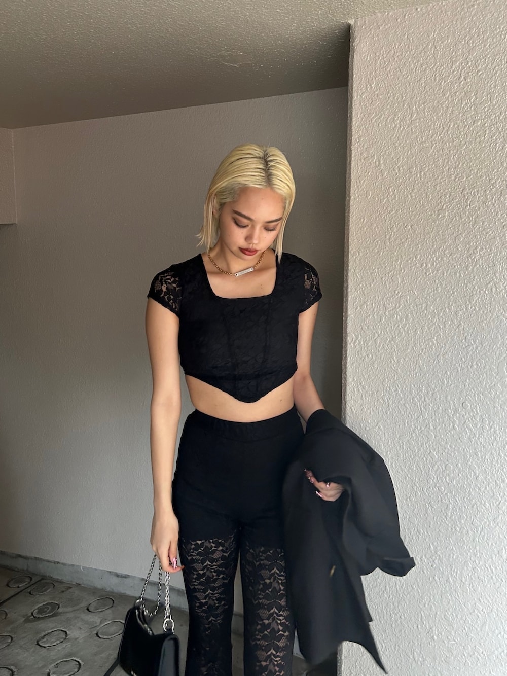 ブラック系のTシャツ/カットソー、ブラック系のサンダル、ブラック系のその他パンツを着用したレディースの春コーディネートの3枚目の写真