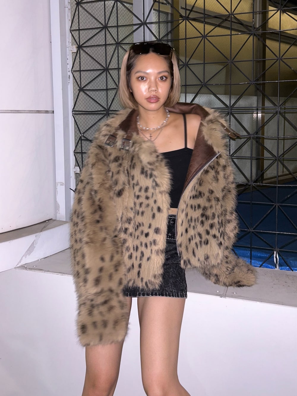 その他のブルゾン、ブラック系のスカート、ブラウン系のブーツを着用したレディースの秋コーディネートの2枚目の写真