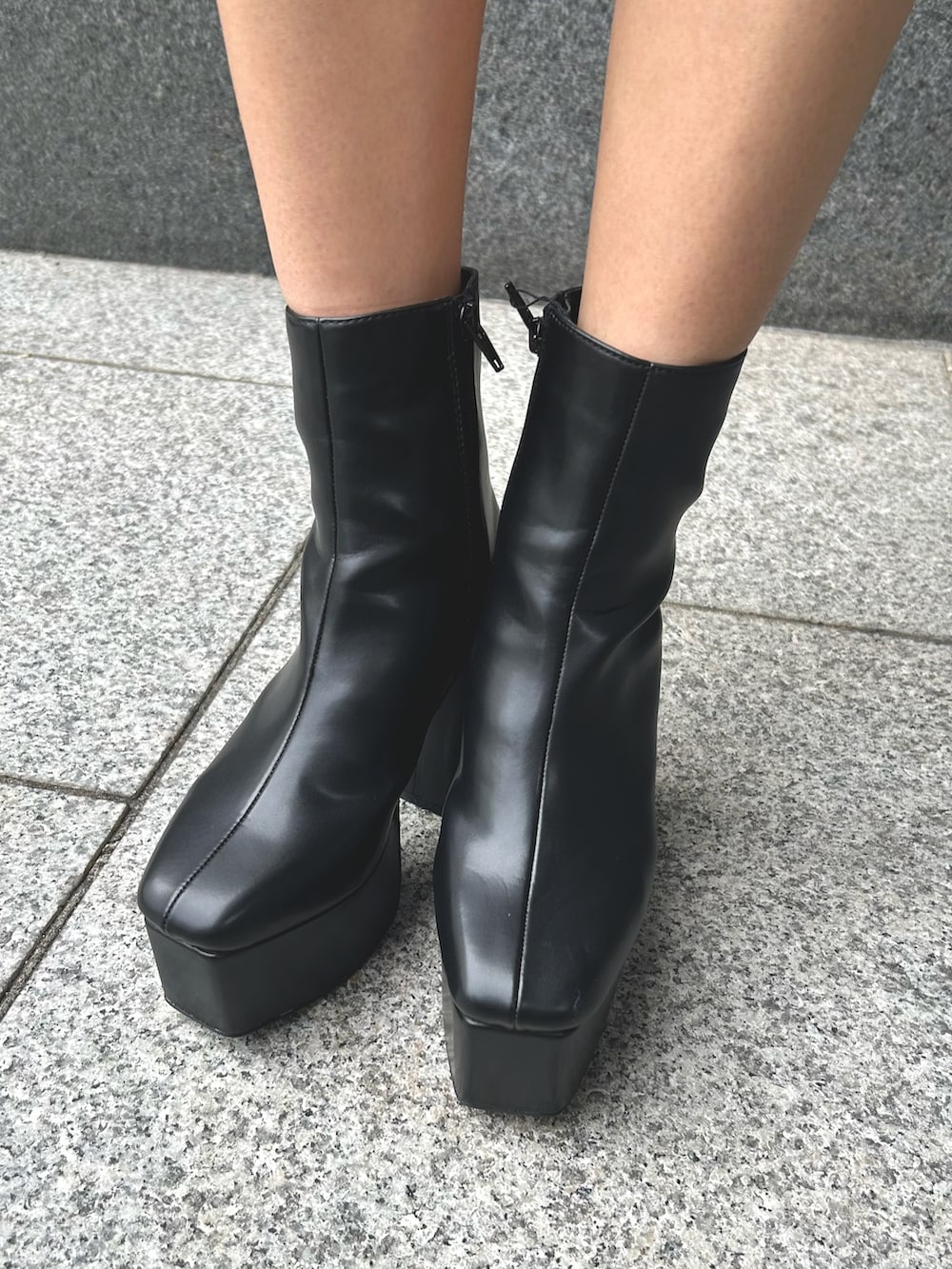 ブラック系のブーツ、ブラック系のスカート、ブラック系のニット/セーターを着用したレディースの秋コーディネートの4枚目の写真