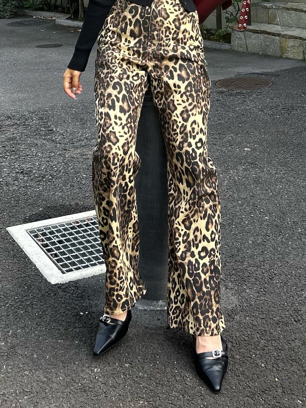 その他のその他パンツ、ブラック系のニット/セーター、ブラック系のパンプスを着用したレディースの夏コーディネートの3枚目の写真