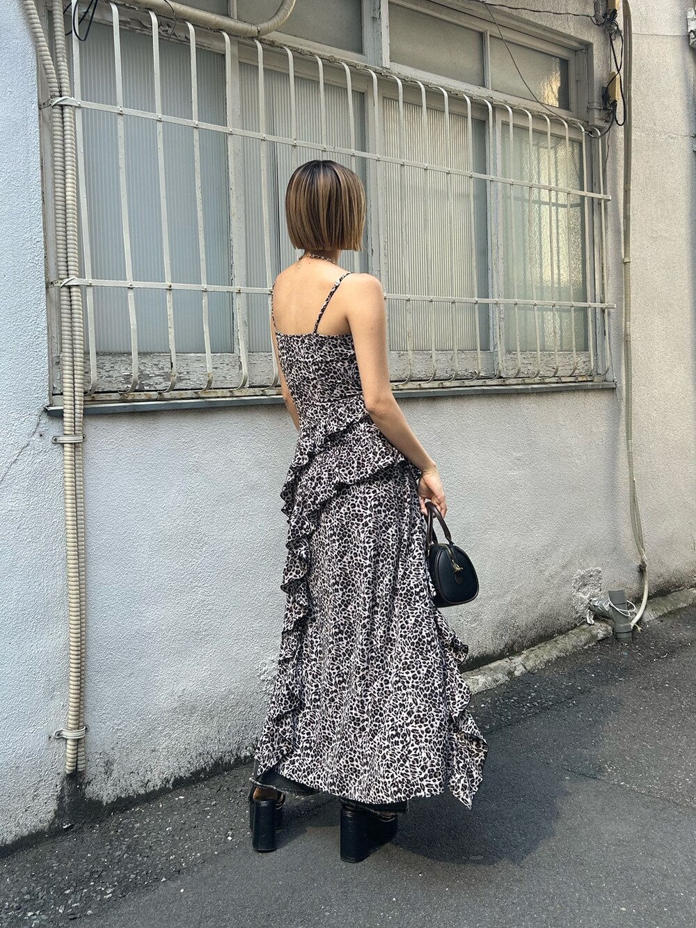 その他のワンピース、ブラック系のデニムパンツ、ブラック系のサンダルを着用したレディースの春コーディネートの2枚目の写真