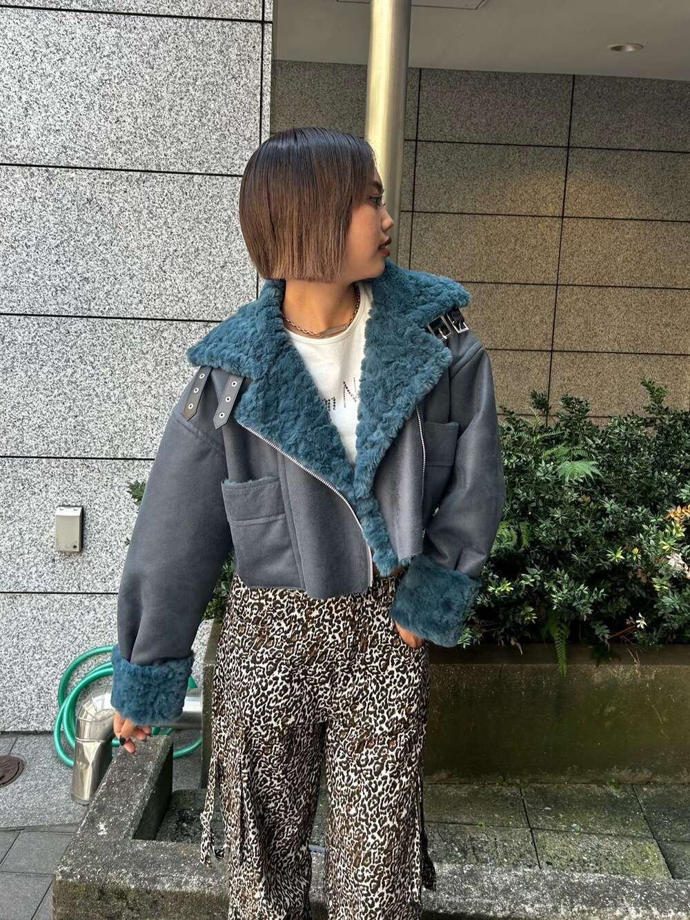 「EVRIS 、エヴリス、冬コーデ、冬アウター、ブルゾン、カジュアルコーデ、カーゴパンツ、レオパード」｜「EVRISのショートフェイクファーブルゾン（ブルゾン、ブルー系）」を使った、MINAMIさん（レディース・163cm）の秋コーディネートの3枚目の写真