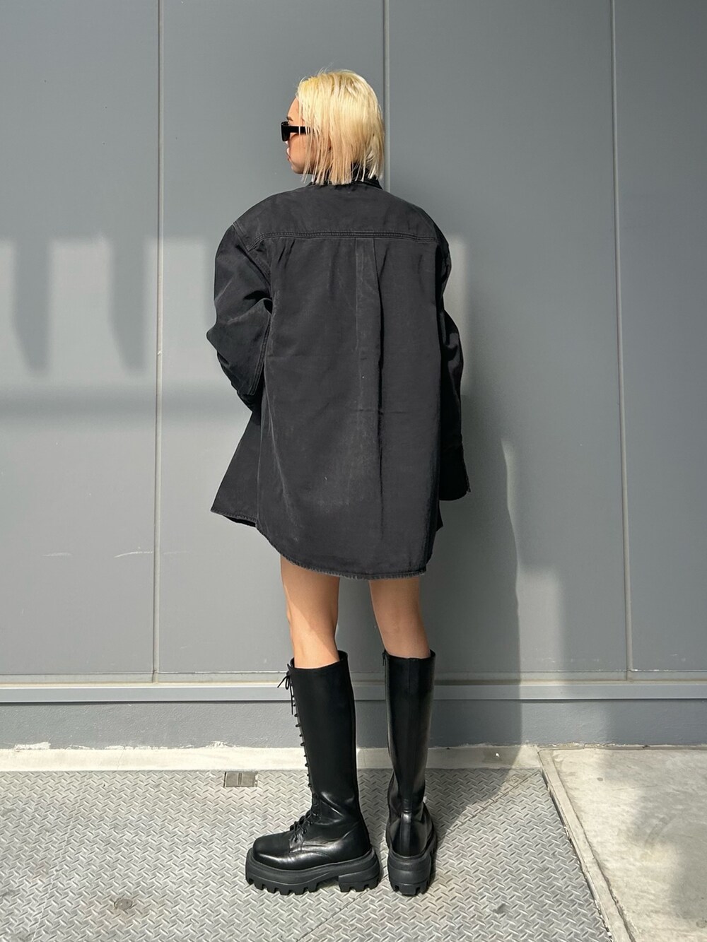 ピンク系のカーゴパンツ、ブラック系のシャツ/ブラウス、ブラック系のキャミソールを着用したレディースの春コーディネートの2枚目の写真