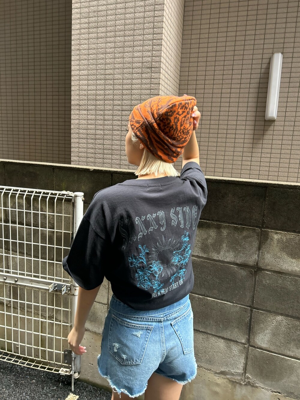 ブルー系のデニムパンツ、ブラック系のTシャツ/カットソー、ブラック系のブーツを着用したレディースの春コーディネートの3枚目の写真