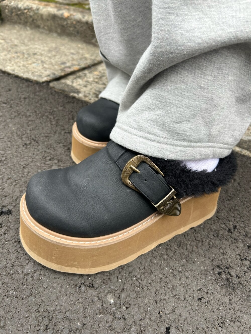 ブラック系のスリッポン、ピンク系のニット/セーター、グレー系のスウェットパンツを着用したレディースの秋コーディネートの7枚目の写真