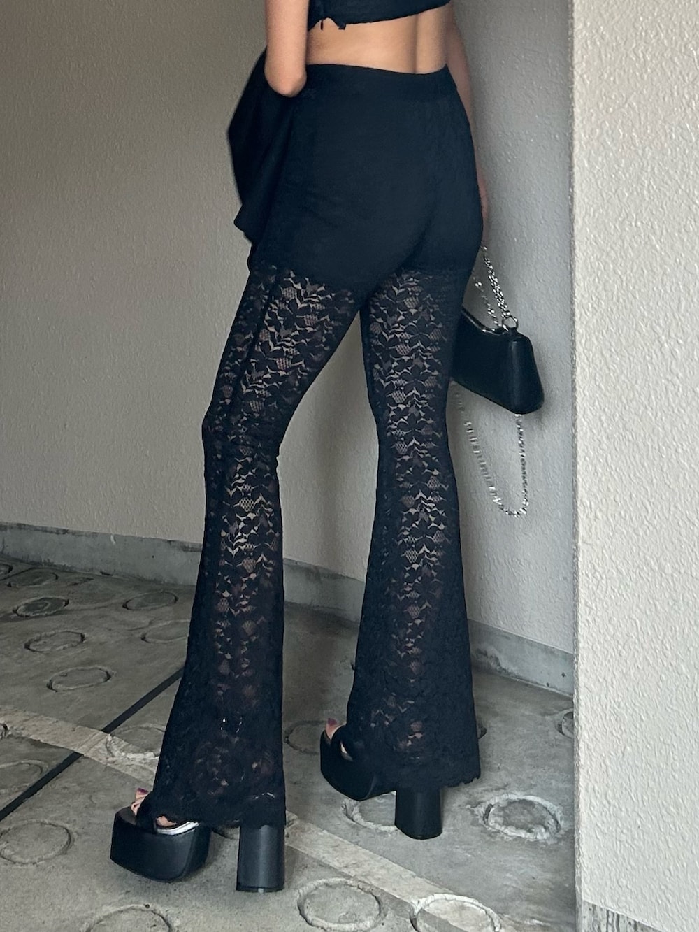 ブラック系のTシャツ/カットソー、ブラック系のサンダル、ブラック系のその他パンツを着用したレディースの春コーディネートの2枚目の写真