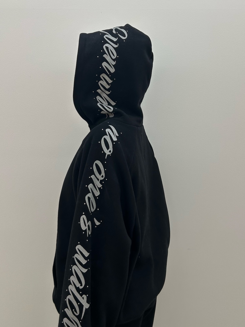 ブラック系のパーカー、ブラック系のブーツを着用したレディースの秋コーディネートの4枚目の写真