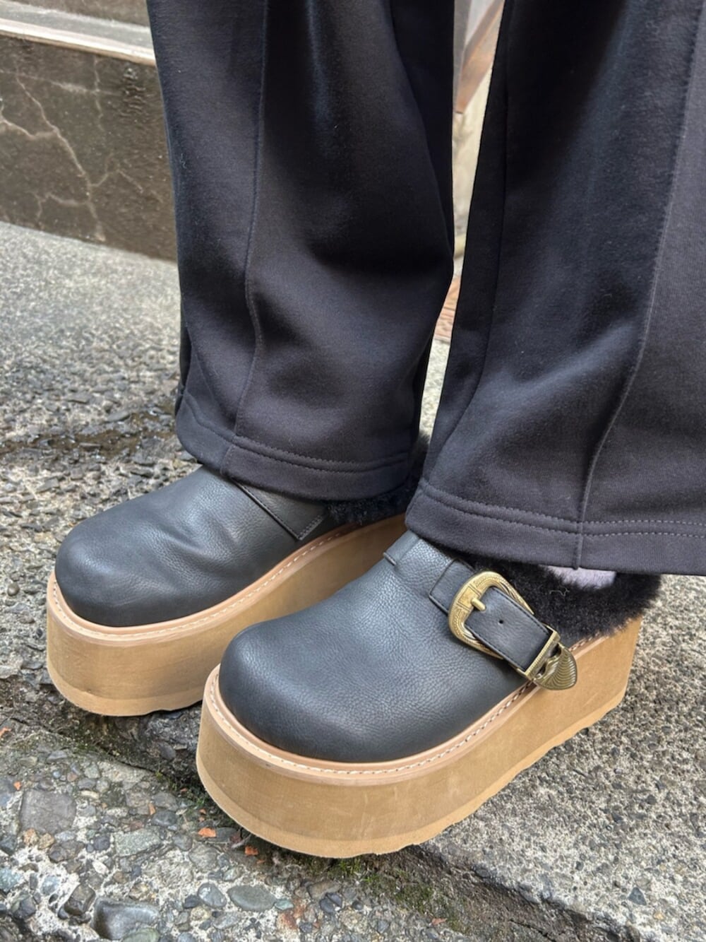 ブラック系のスリッポン、ブラック系のスウェットパンツ、ブラック系のパーカーを着用したレディースの秋コーディネートの9枚目の写真