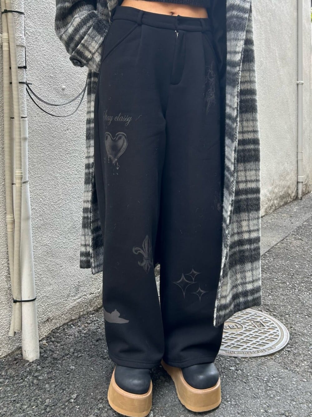 ブラック系のハンドバッグ、ブラック系のスリッポン、グレー系のチェスターコートを着用したレディースの秋コーディネートの8枚目の写真