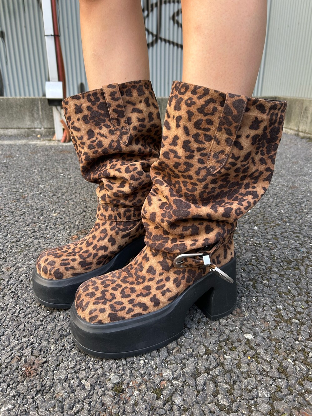 ブラウン系のブルゾン、ブラウン系のボストンバッグ、その他のブーツを着用したレディースの秋コーディネートの8枚目の写真