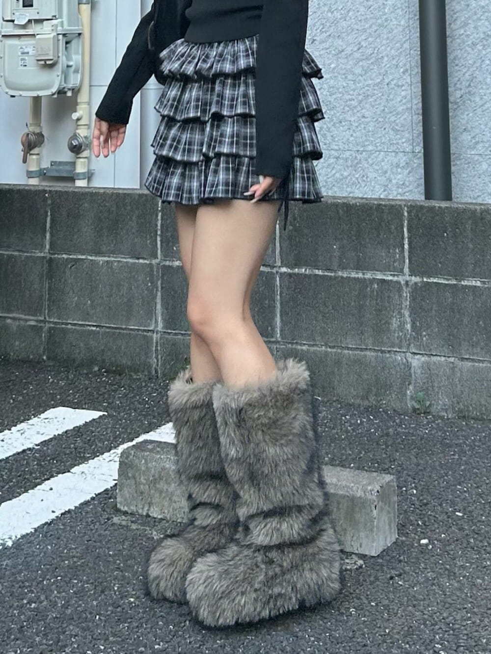 ブラック系のハンドバッグ、ブラック系のスカート、ブラック系のニット/セーターを着用したレディースの秋コーディネートの5枚目の写真