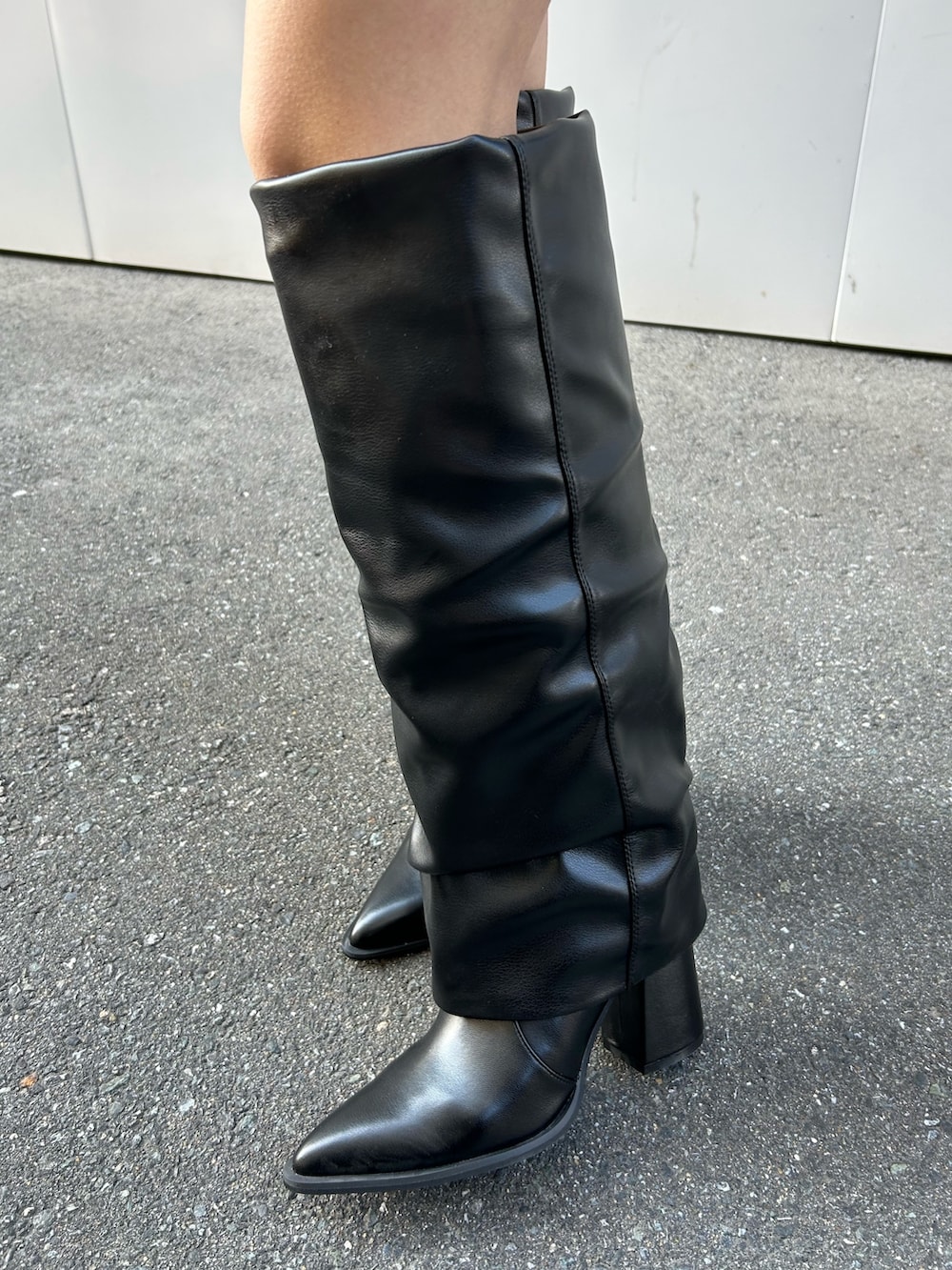 ブラック系のスカート、ブルー系のTシャツ/カットソー、ブラック系のブーツを着用したレディースの冬コーディネートの4枚目の写真