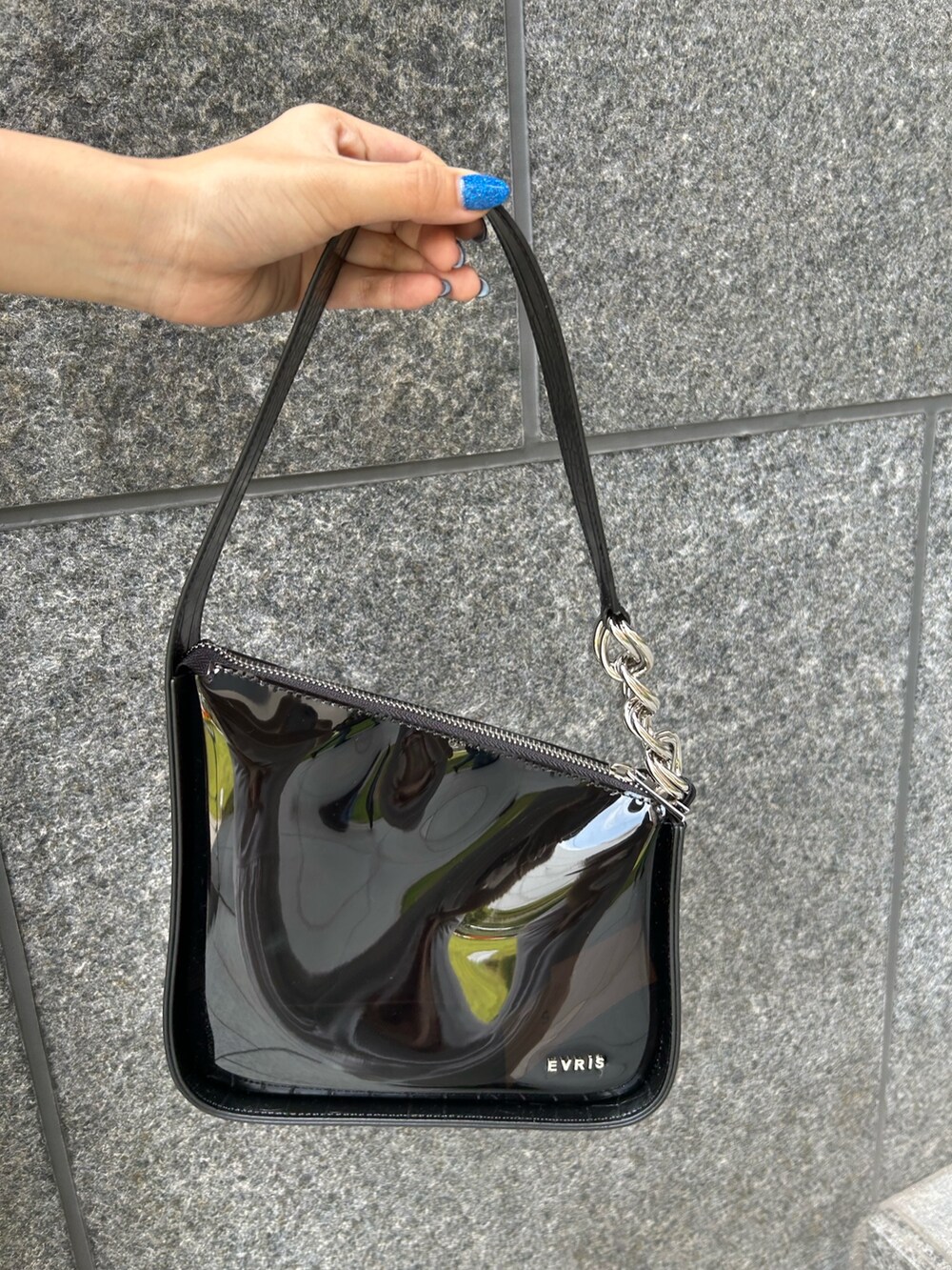 ブラック系のワンピース、ブラック系のハンドバッグ、ブラック系のブーツを着用したレディースの夏コーディネートの3枚目の写真