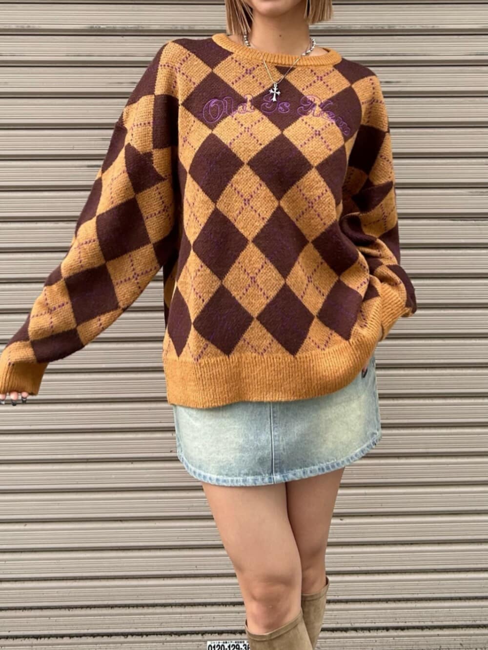 ブルー系のデニムスカート、ブラウン系のニット/セーター、ベージュ系のブーツを着用したレディースの秋コーディネートの4枚目の写真