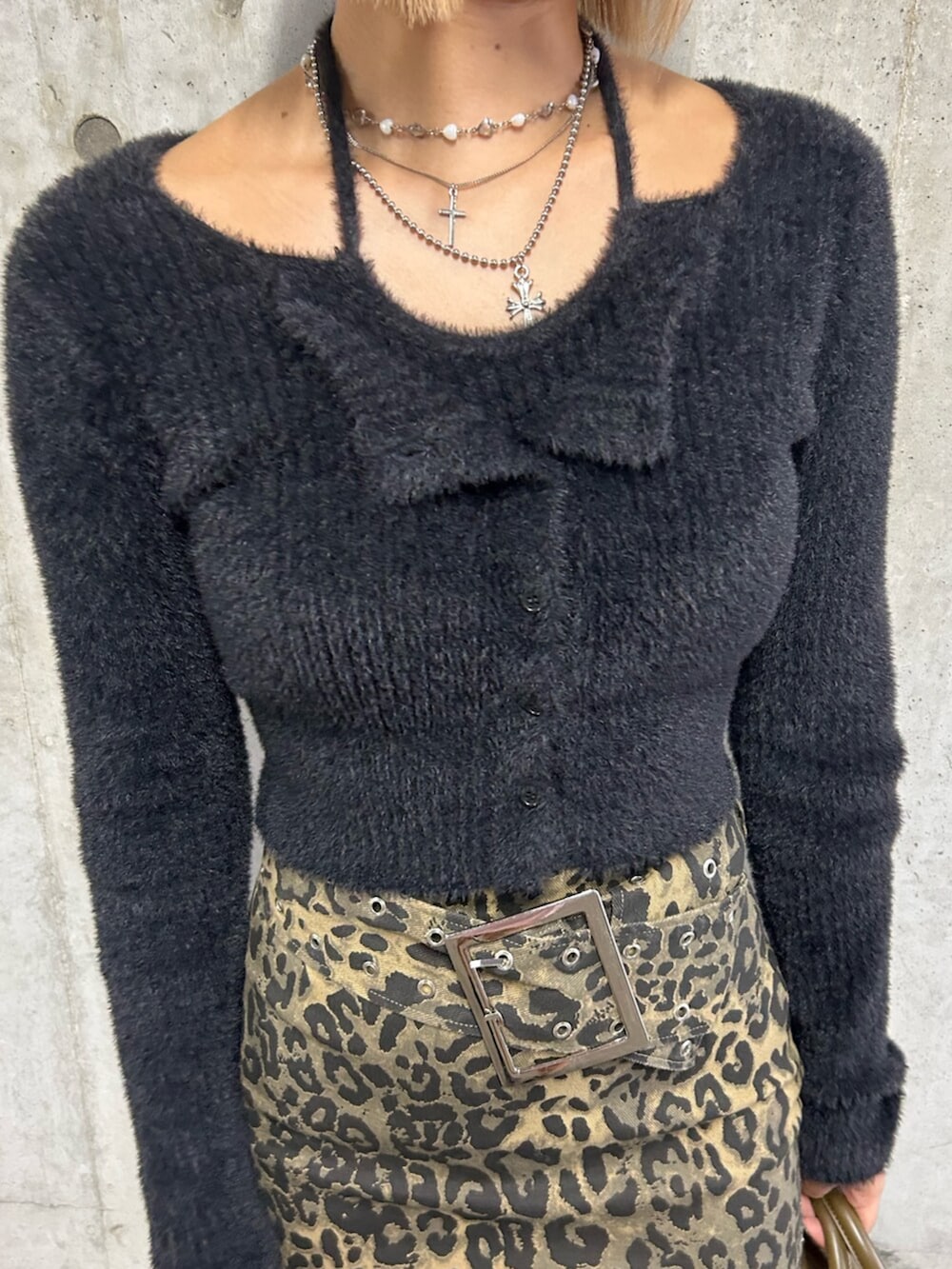 ブラック系のブーツ、その他のスカート、ブラック系のニット/セーターを着用したレディースの秋コーディネートの5枚目の写真