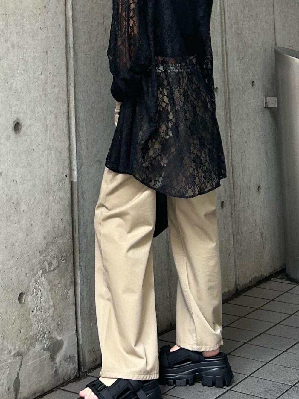 ベージュ系のその他パンツ、ブラック系のシャツ/ブラウス、ブラック系のキャミソールを着用したレディースの春コーディネートの2枚目の写真