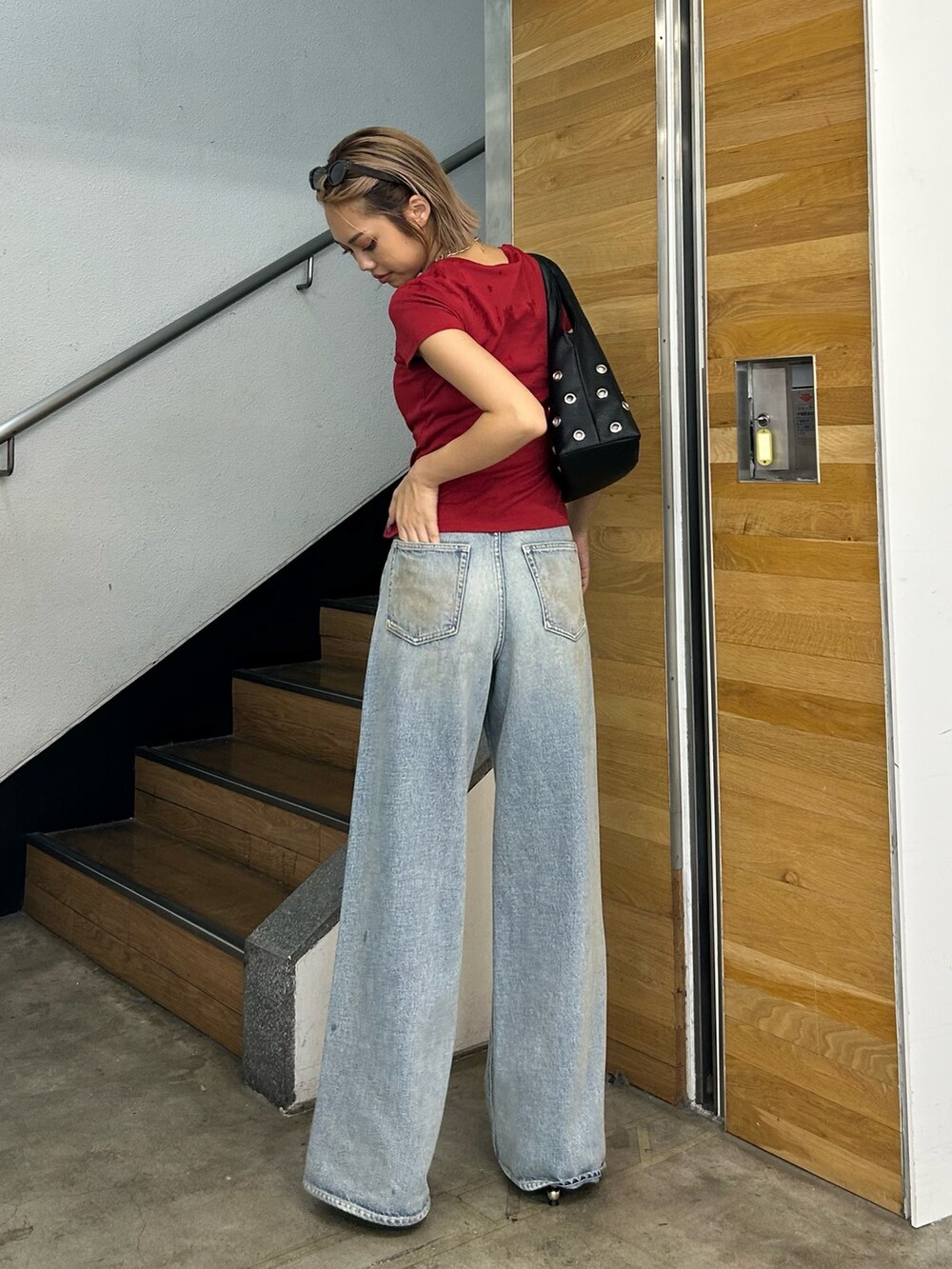 レッド系のTシャツ/カットソー、ブルー系のデニムパンツ、その他のパンプスを着用したレディースの夏コーディネートの2枚目の写真