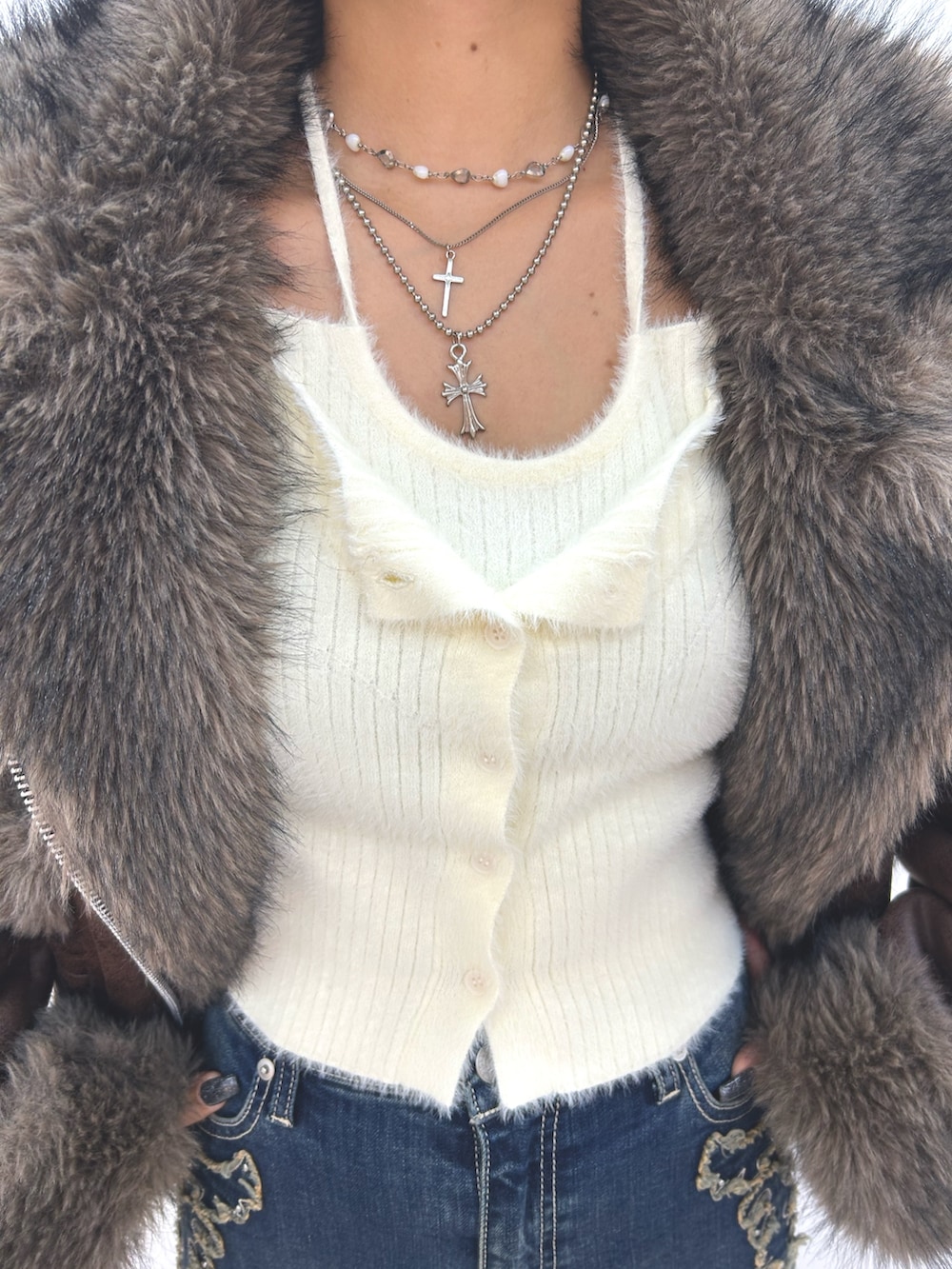 ブラウン系のブルゾン、ホワイト系のニット/セーター、ブルー系のデニムパンツを着用したレディースの秋コーディネートの10枚目の写真