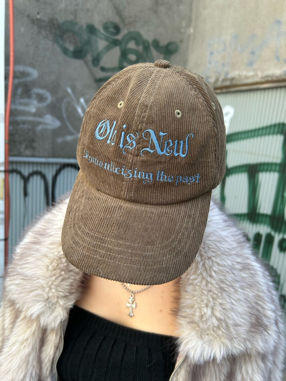 ブラウン系のブルゾン、ブラウン系のボストンバッグ、その他のブーツを着用したレディースの秋コーディネートの7枚目の写真