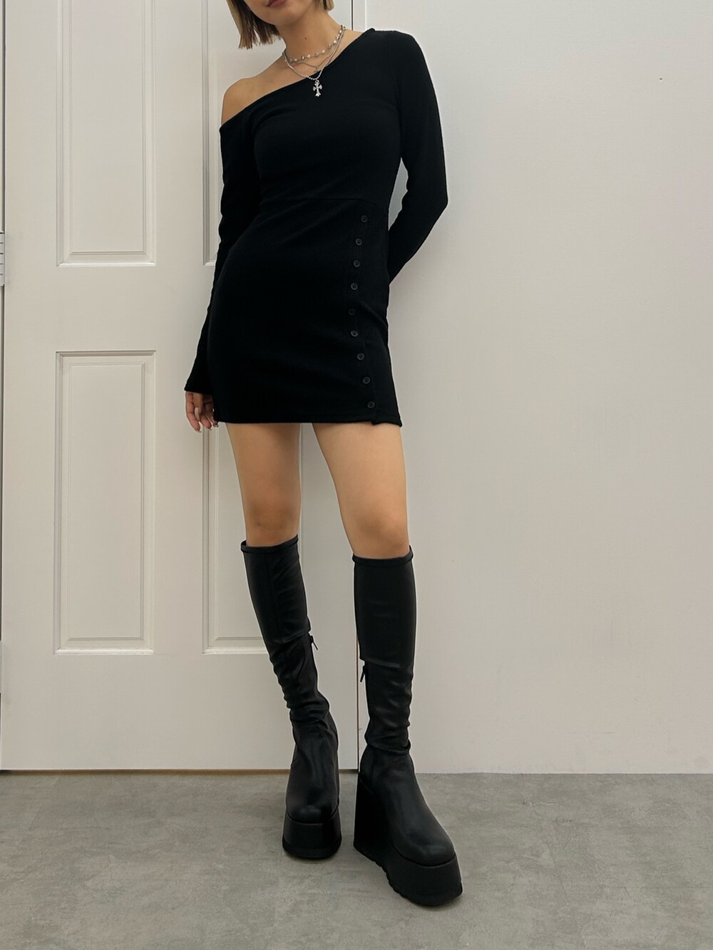 ブラック系のブーツ、シルバー系のネックレスを着用したレディースの夏コーディネートの3枚目の写真