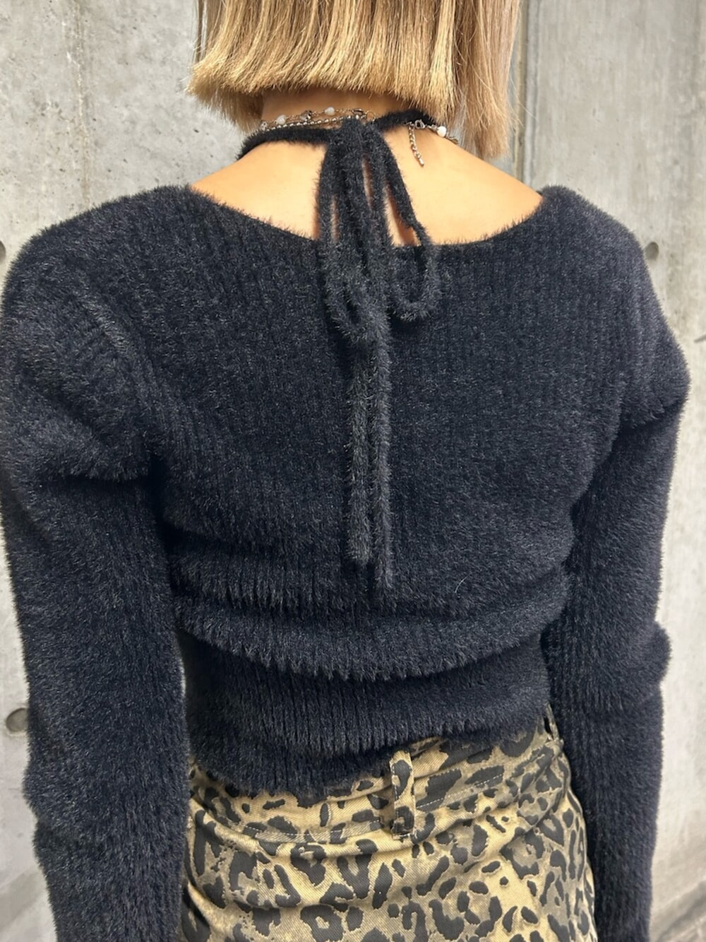 ブラック系のブーツ、その他のスカート、ブラック系のニット/セーターを着用したレディースの秋コーディネートの6枚目の写真