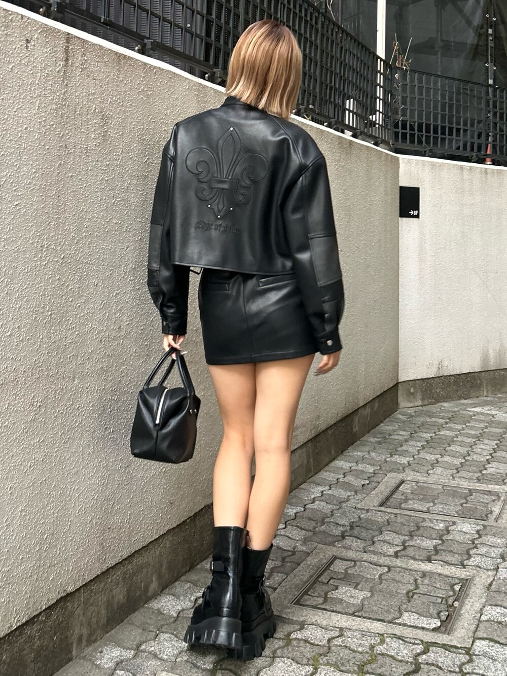 ブラック系のブーツ、ブラック系のブルゾン、その他のTシャツ/カットソーを着用したレディースの秋コーディネートの3枚目の写真