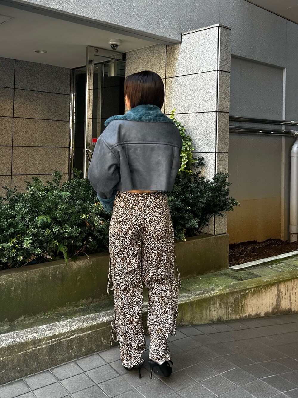 「EVRIS 、エヴリス、冬コーデ、冬アウター、ブルゾン、カジュアルコーデ、カーゴパンツ、レオパード」｜「EVRISのショートフェイクファーブルゾン（ブルゾン、ブルー系）」を使った、MINAMIさん（レディース・163cm）の秋コーディネートの2枚目の写真