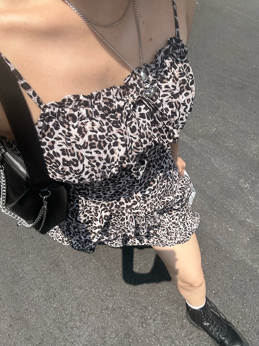 その他のワンピース、ブラック系のブーツ、シルバー系のネックレスを着用したレディースの夏コーディネートの2枚目の写真