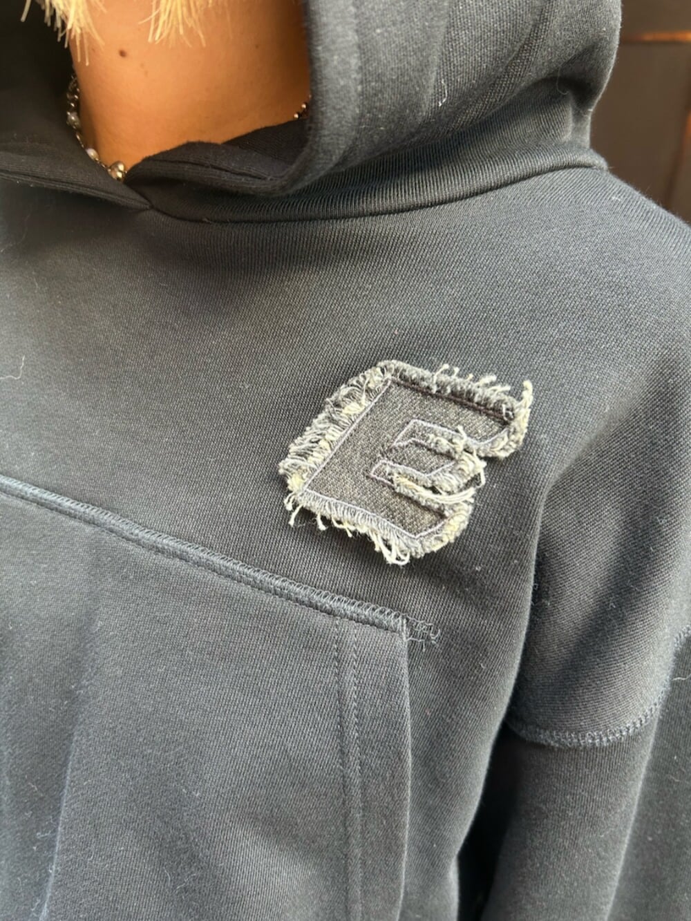 ブラック系のスリッポン、ブラック系のスウェットパンツ、ブラック系のパーカーを着用したレディースの秋コーディネートの6枚目の写真