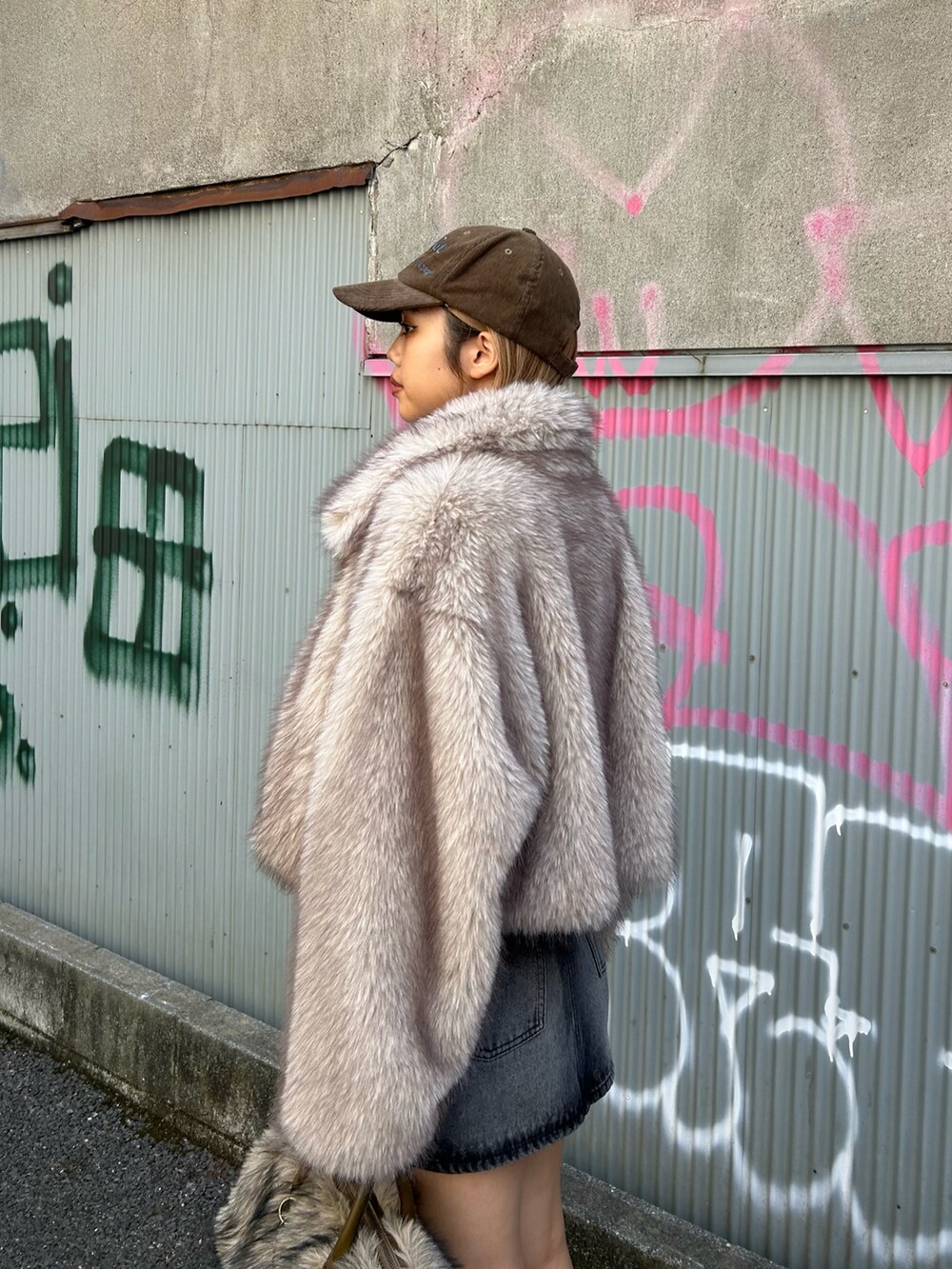 ブラウン系のブルゾン、ブラウン系のボストンバッグ、その他のブーツを着用したレディースの秋コーディネートの5枚目の写真