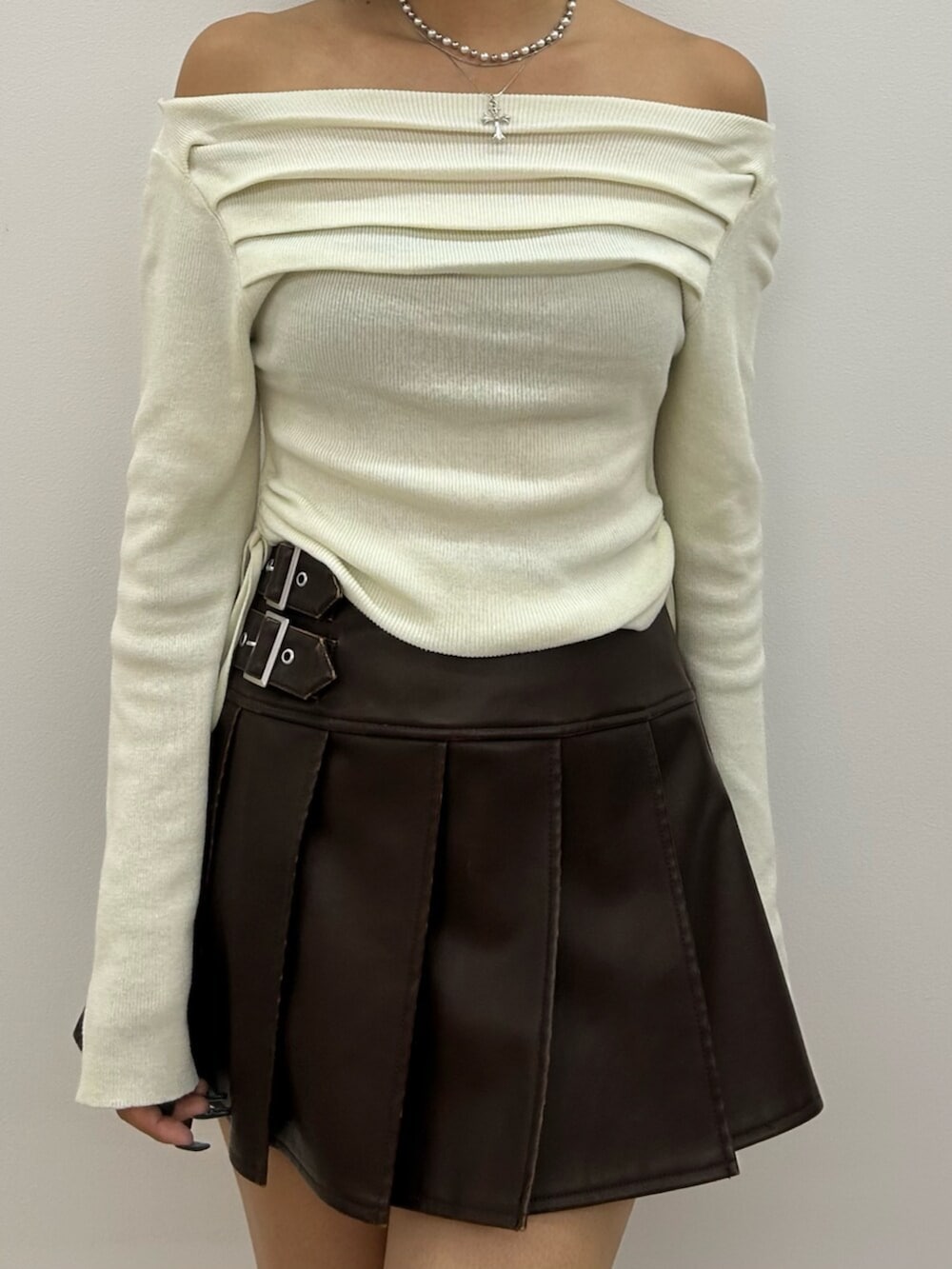 ブラック系のブーツ、ブラウン系のスカート、ブラウン系のブルゾンを着用したレディースの秋コーディネートの5枚目の写真